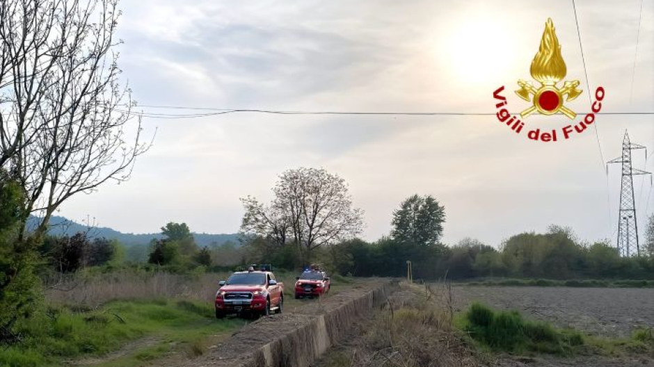 Incendio masserizie a Trino: vigili del fuoco sul posto